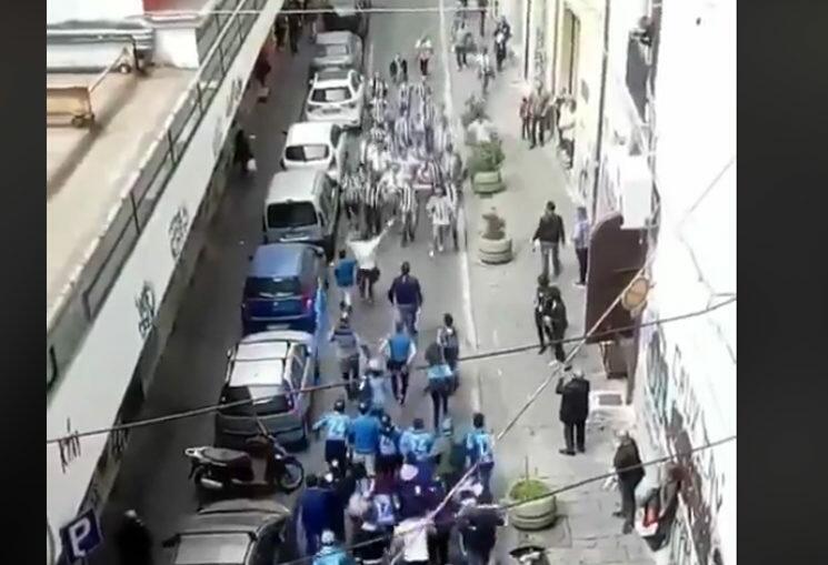 Torcedores de Napoli e Juventus se abraçam