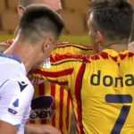 Jogador dá mordida em rival em Lecce 2×1 Lazio pelo campeonato italiano