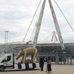 Versão colossal do troféu ‘Anta de Ouro’ é exposto para Agnelli durante jogo da Juventus