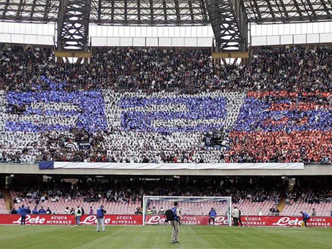 Maradona no Napoli - homenagem estádio