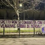 Vlahovic na Juventus: torcida viola exibe faixas com ofensas ao atacante