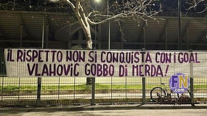 Vlahovic na Juventus faixas protesto