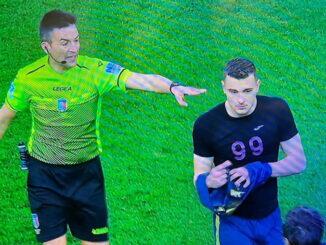 Jogador Torino tenta forçar cartão amarelo mas árbitro não cai