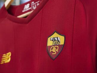 Roma apresenta camisa especial para o derby com a Lazio e resgata escudo clássico