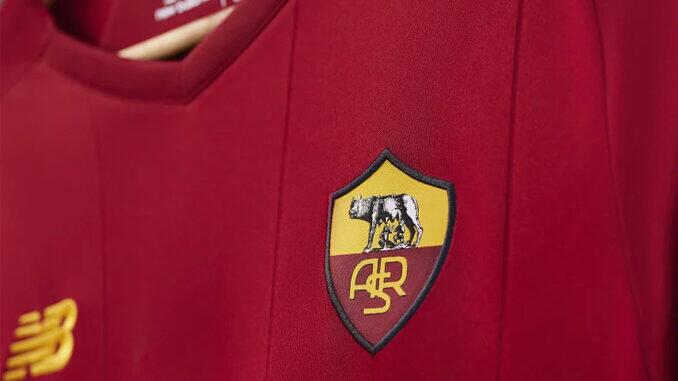 Roma apresenta camisa especial para o derby com a Lazio e resgata escudo clássico