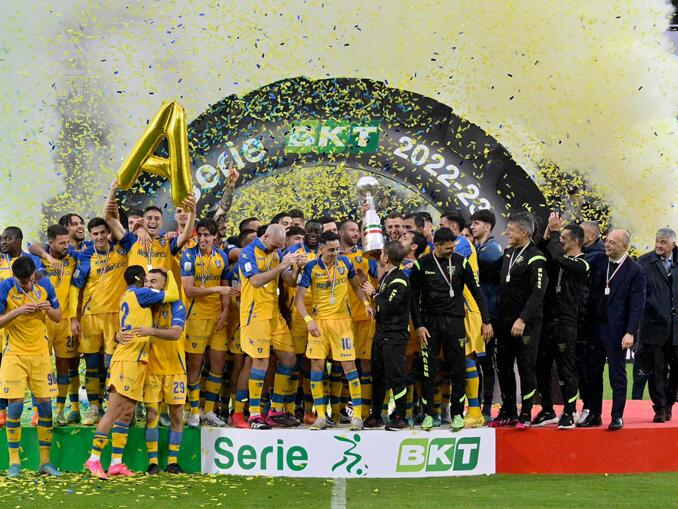 Benevento, Italia. 28th de Ago de 2022. I tifosi del Frosinone Calcio  durante el partido de Fútbol Italiano Serie B 2022/2023 entre Benevento vs  Frosinone el 28 de agosto de 2022 en