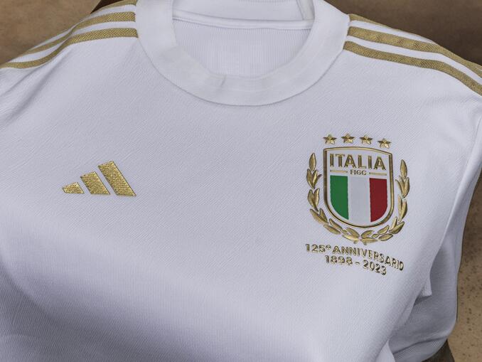 Branca e dourada, camisa celebra 125 anos da seleção italiana