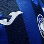 Camisa da Atalanta Joma 2023-2024: clube resgata escudo clássico na versão away