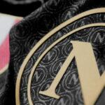 Napoli e EA7 lançam terceira camisa com scudetto e tons preto e dourado; fotos