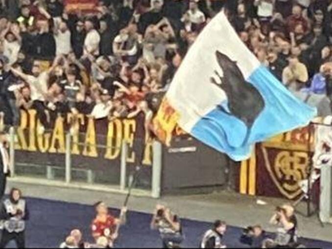 Roma x Lazio Mancini bandeira rato