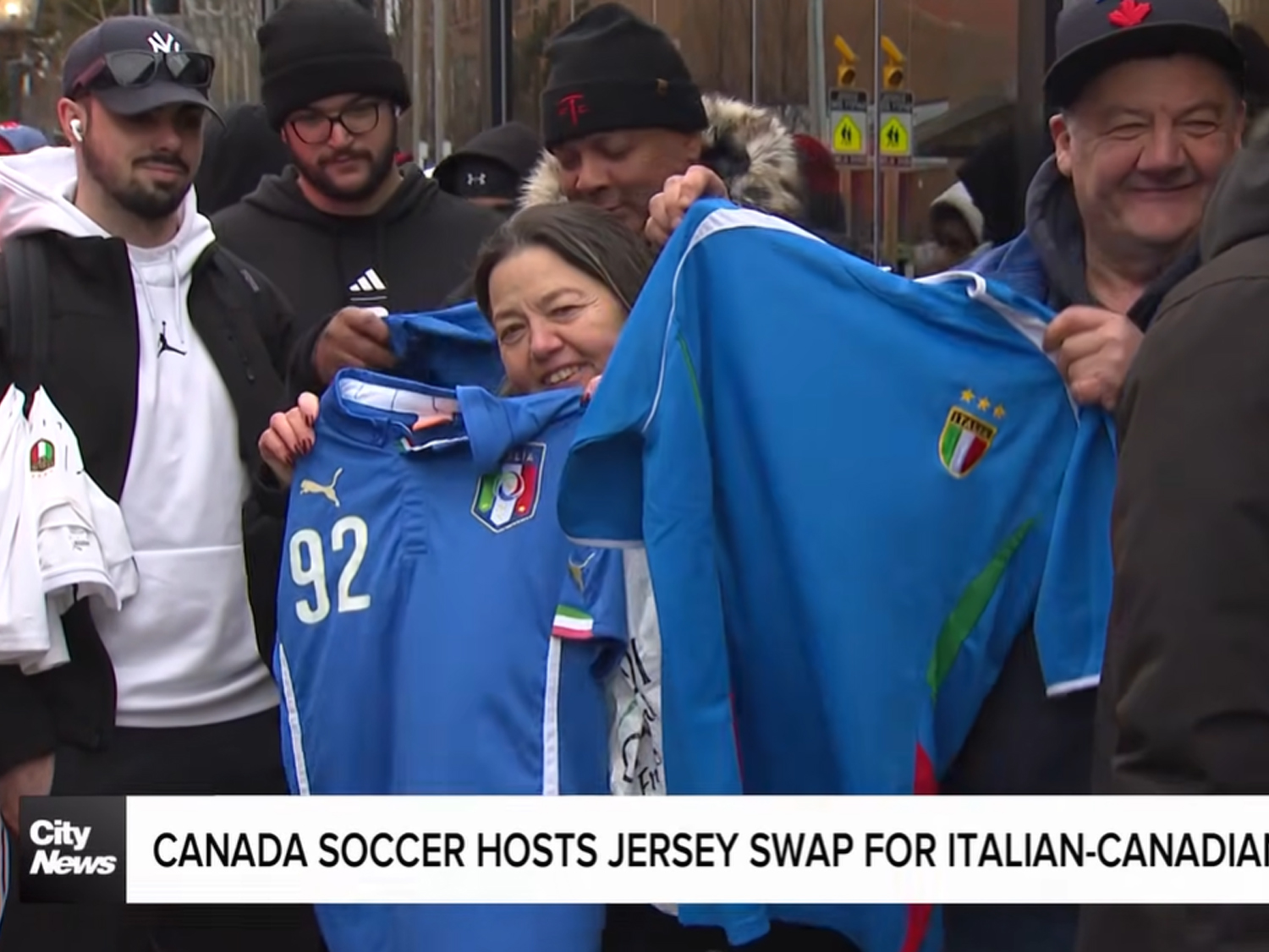 Itália fora da copa do mundo 2026 - torcedor canada trocar camisa italia
